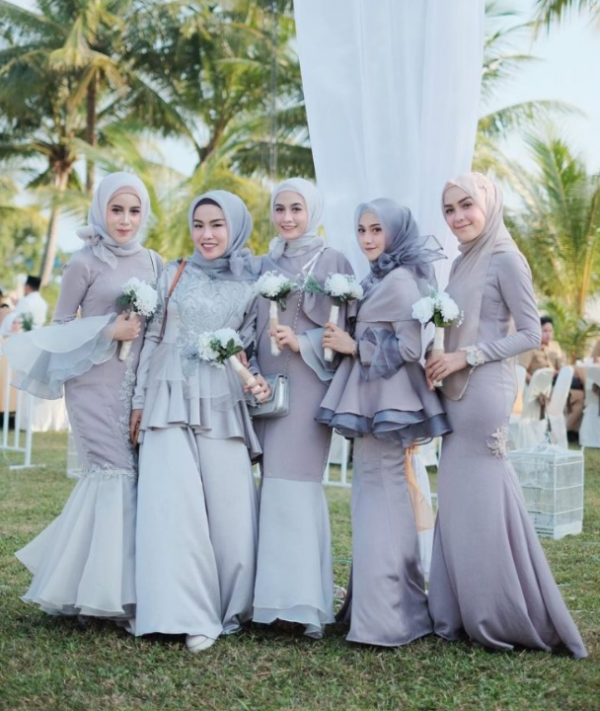 Gaun bridesmaid dengan rok layer